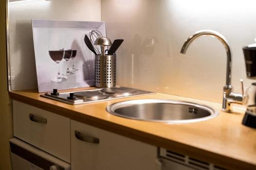 库克斯港Haus Horizont HZ02的厨房柜台设有水槽和酒杯