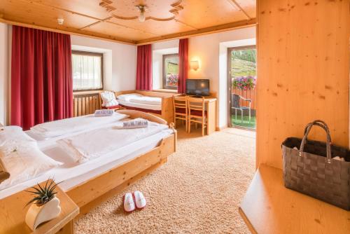 马索科托吉尔斯彻雷皮克洛酒店的一间卧室配有一张床、一张书桌和一台电视