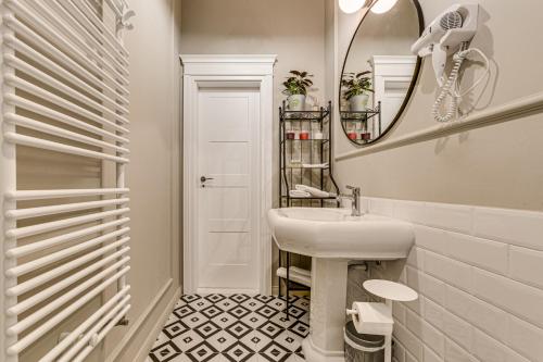 阿拉德Central family apartment的白色的浴室设有水槽和镜子