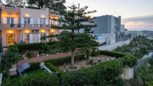 阿齐亚佩拉加FNK Apartments with Sea View的前面有一棵树的房子