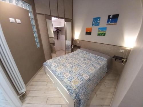 特拉尼Il faletto的一间小卧室,卧室内配有一张床铺