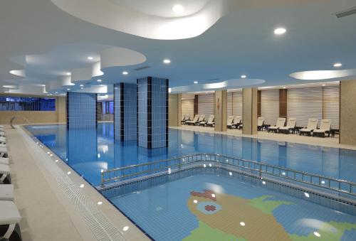 克孜勒贾哈马姆Cam Thermal Resort Hotel & Spa的医院大楼里的一个大型游泳池