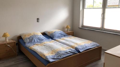 施内沃丁根Marina, Ferienwohnung的一张位于房间的床,上面有两个枕头