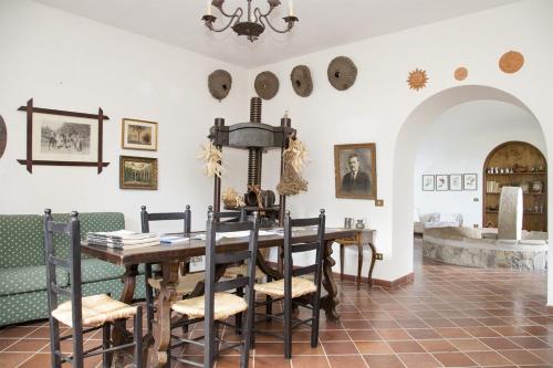圣安格塔苏德格尔夫Antico Casale Ruoppo的一间带桌椅的用餐室