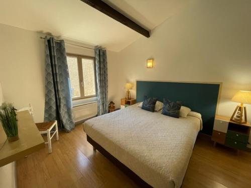 蒙法维Jolie petite maison Avignon - Montfavet的一间卧室设有一张大床和一个窗户。