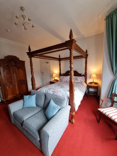 安南Rowanbank House的一间卧室配有一张床、一张沙发和一张床