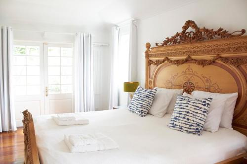 圣詹姆斯Hummingbird的卧室配有白色大床和蓝色及白色枕头
