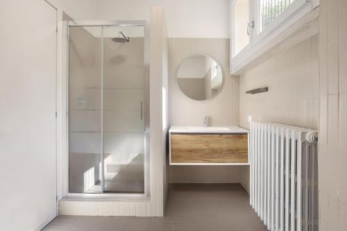 加尔达Villa Brancolin的一间带水槽和镜子的浴室