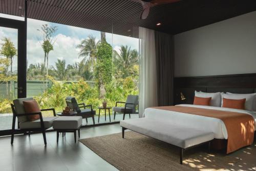 贡布Amber Kampot的一间卧室设有一张大床和一个大窗户