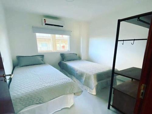 德奥多鲁元帅镇Apartamento na Massagueira, 3km Praia do Francês的一间卧室配有两张床和镜子