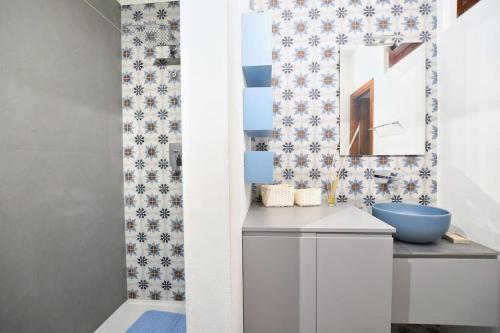 巴勒莫iFlat agli Archetti del centro的浴室设有蓝色水槽和镜子