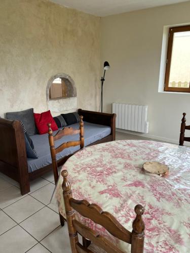 BaugéLe gîte du manoir的一间卧室配有一张床和一张沙发