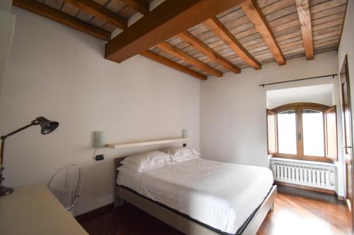 卡斯泰拉尔夸托Cora Aparthotel Stradivari的一间卧室配有一张床、一张书桌和一个窗户。