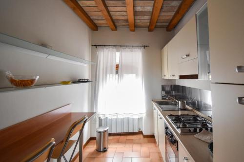卡斯泰拉尔夸托Cora Aparthotel Stradivari的厨房配有台面和窗户