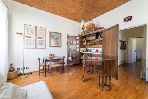 普拉托Lovely apartment in Tuscany, near Florence的一间带桌子的客厅和一间餐厅