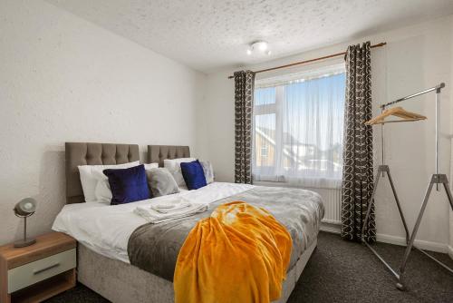 达特福德Home at The Brent的一间卧室设有一张大床和一个窗户。