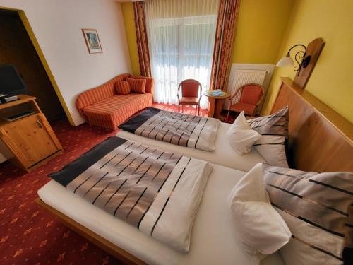 基姆湖畔普林Gästehaus Schwarz的一间带两张床的卧室和一间客厅