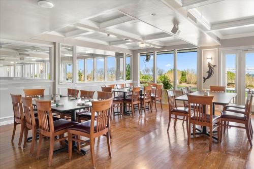 大洋城旋转木马度假公寓酒店 的用餐室设有桌椅和窗户。