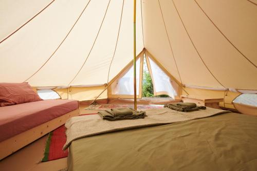 拉亚蒂科Agricola Ombra - Tents in nature的一个带两张床的帐篷