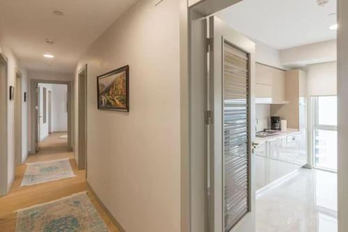 伊斯坦布尔Residence 5 etoiles Orya Park avec piscine的一间有厨房和走廊的走廊
