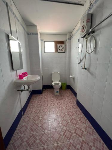 美索GG Sweet Home的一间带卫生间和水槽的小浴室