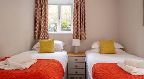 索里Bassenthwaite的带窗户的客房内设有两张单人床。
