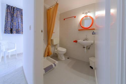 阿里拉斯Bardis Hotel的一间带卫生间、水槽和镜子的浴室