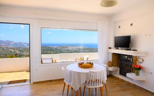 阿基欧斯尼古拉斯Althea Villa by breathtaking view的一间设有桌子的海景用餐室