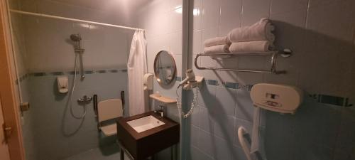 阿姆斯特丹伊希斯酒店的带淋浴、盥洗盆和镜子的浴室