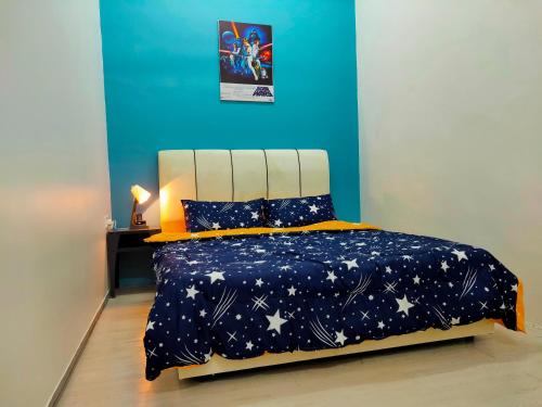 宜力SALAM Homestay D'Gerik的一间卧室配有一张蓝色墙壁的床