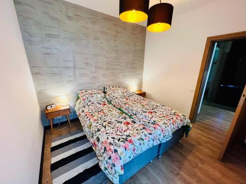 吉日茨科Apartament Morsa w Nautica Resort的一间卧室配有一张床和两张带台灯的桌子。