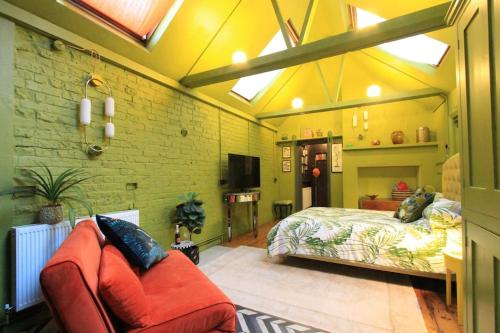 KentLepine- Holiday apartment in sunny Folkestone的一间卧室配有一张床和一个沙发