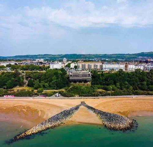 KentLepine- Holiday apartment in sunny Folkestone的海滩上水中的一群岩石