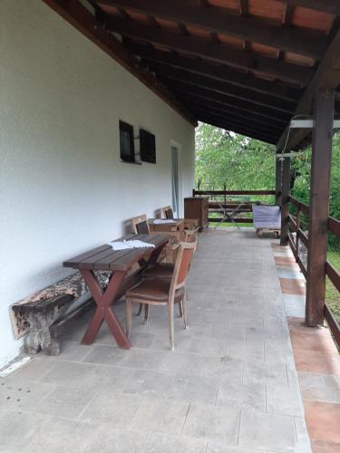 拉科维察Ranch Farm Stay的庭院配有木桌和椅子