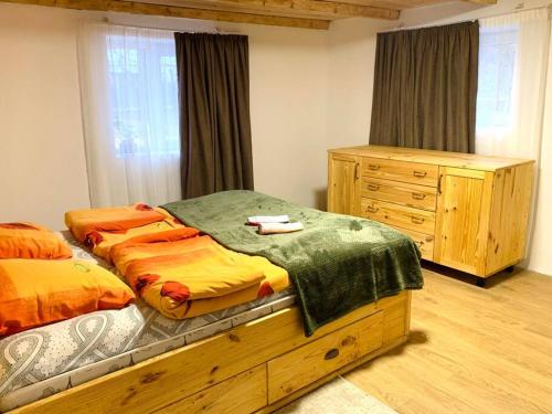 BagdatʼiLa-Marti, Idyllische Unterkunft mit Kamin的一间卧室配有一张床和一个木制梳妆台