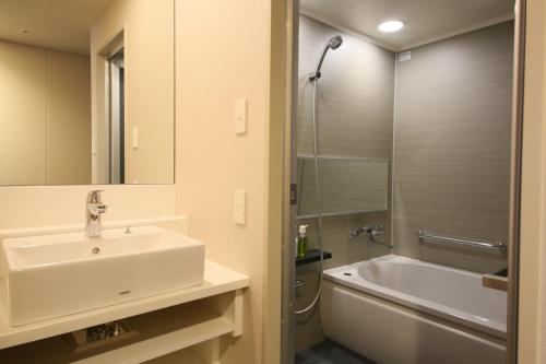 格拉斯丽新宿酒店的一间浴室