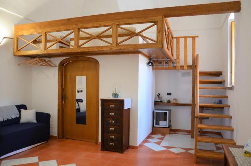 斯卡拉老主教宫酒店的带高架床的房间和客厅