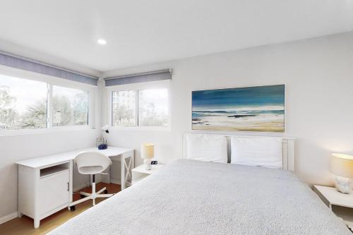 杰克逊维尔海滩First Street South Serenity的白色卧室配有床和书桌