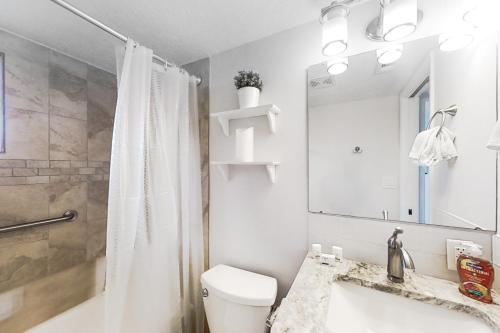 杰克逊维尔海滩First Street South Serenity的浴室配有卫生间、淋浴和盥洗盆。