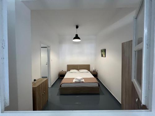 PanteliSpanos Apartments - Panteli的一间小卧室,配有一张床和镜子