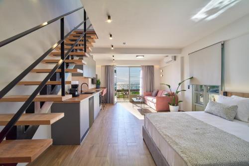 罗希姆诺PORTA SQUERO Premium Suites的一间带大床和楼梯的卧室