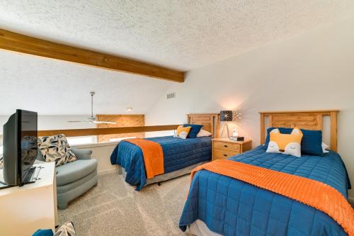 哈伯斯普林斯Trout Creek Resort Condo - 1 Mi to Nubs Nob!的配有电视和沙发的客房内的两张床