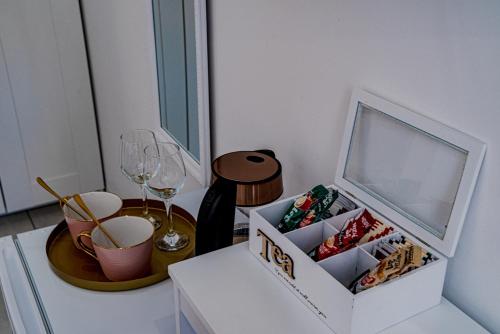 科尔丘拉Korkyra Harbour Rooms的一张桌子,上面放着一盒巧克力和酒杯