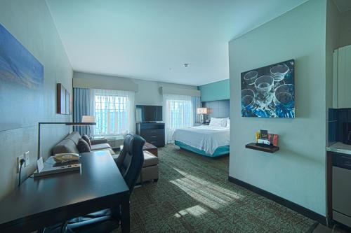 韦伯斯特休斯顿娜萨明湖套房酒店的配有一张床和一张书桌的酒店客房