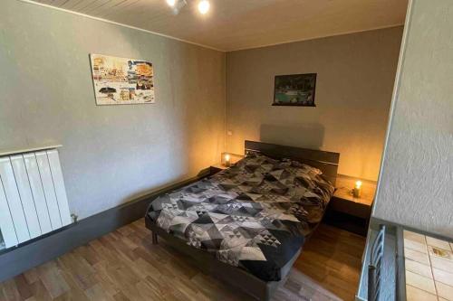 格雷乌莱班Maisonnette studio jardinet的一间卧室配有一张床,还有两个带蜡烛的床头柜