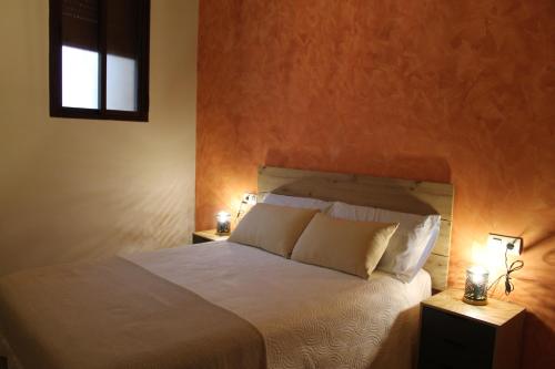 洛萨尔德拉韦拉EL CORRAL DE LA VERA的一间卧室配有白色床和2个床头柜