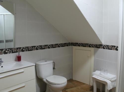 洛萨尔德拉韦拉EL CORRAL DE LA VERA的白色的浴室设有卫生间和水槽。