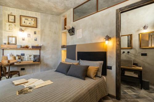 包内伊Via Roma Charming Rooms的卧室配有一张床铺,位于带桌子的房间
