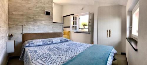 波托菲诺菲诺港特雷罗塞农家乐的一间卧室配有一张带蓝白色毯子的床
