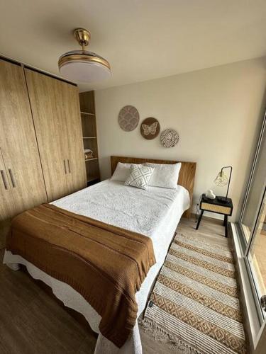 亚美尼亚New, cozy & stylish apartment的一间卧室,卧室内配有一张大床